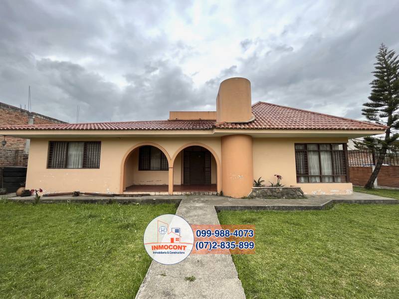 C942 Casa esquinera con terreno para fines comerciales de venta, sector Av. del Tejar